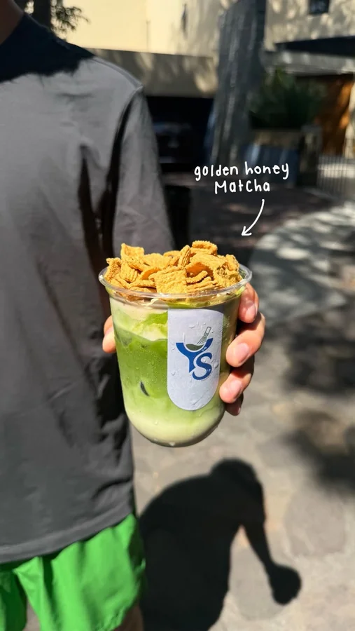 Golden Honey Matcha con cereal